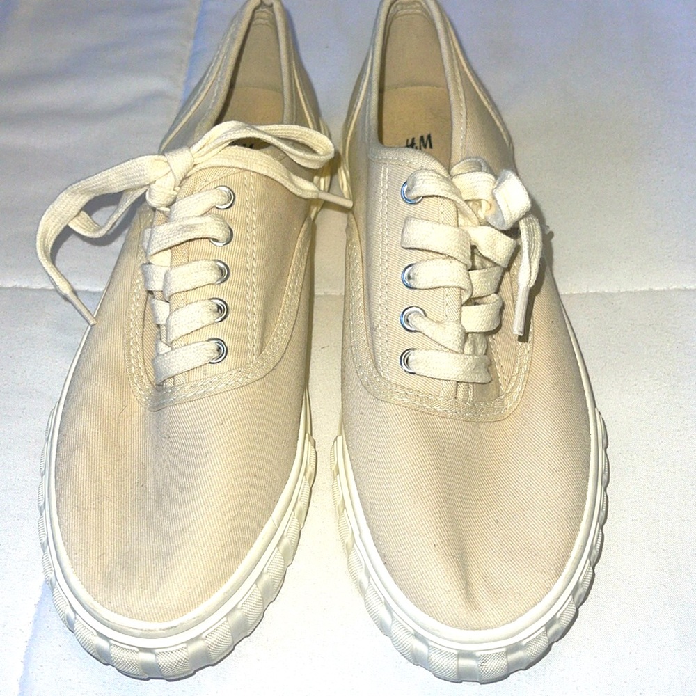 NEW- never been worn H&M Canvas sneakers. SZ. 37 (6)
